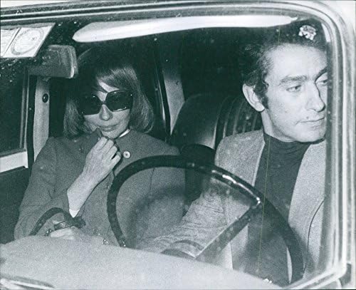 תצלום וינטג 'של הנסיכה סוראיה מאיראן בתוך מכונית עם גבר.